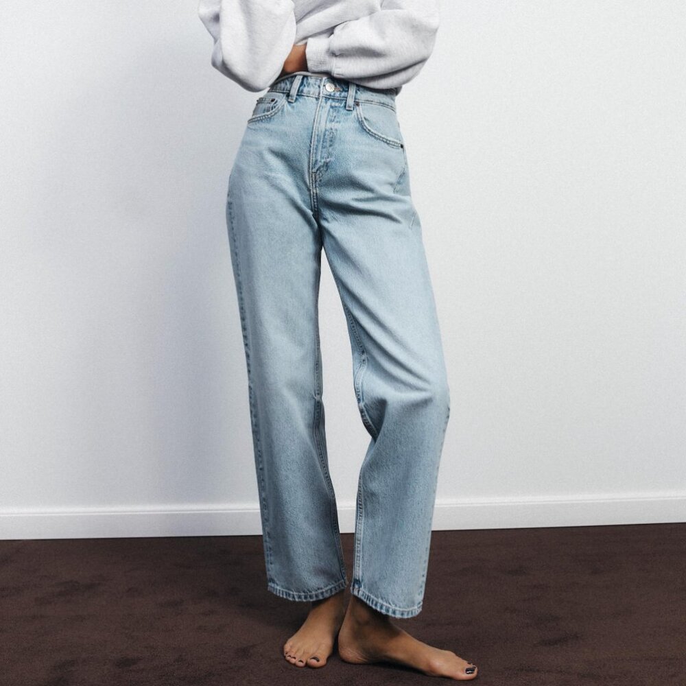 Zara High-Waisted Mom Fit Jeans Light Blue - Picture 2 of 4